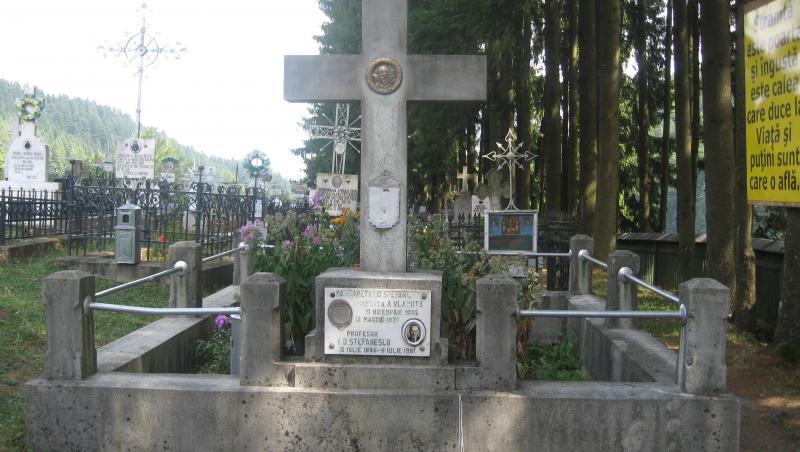 Mormândul Margarete și al soțului ei, I.D. Ștefănescu, din cimitirul Mănăstirii Agapia, acolo unde odihnesc cei doi