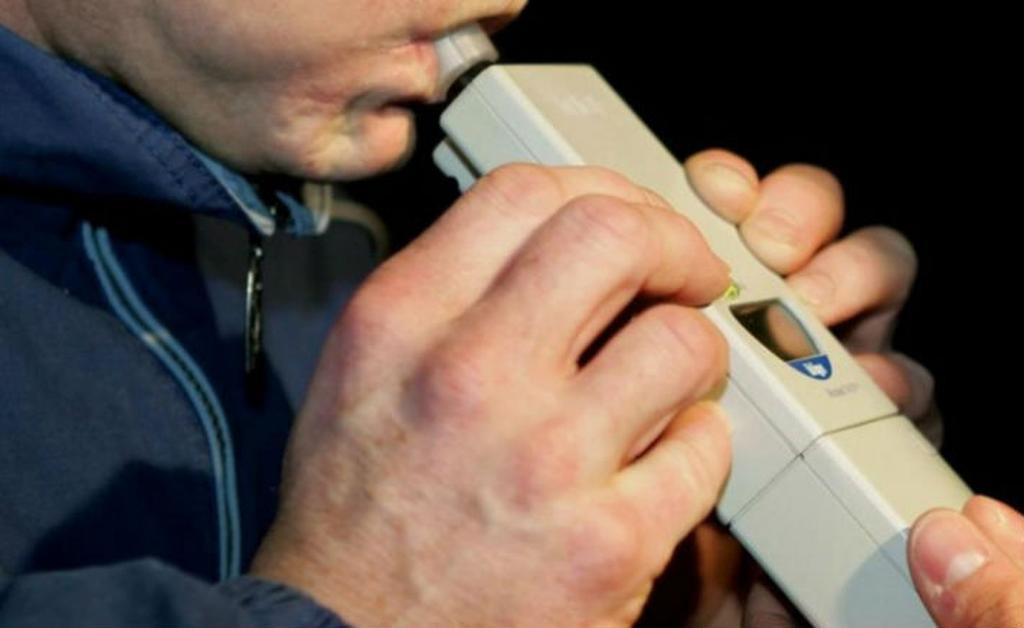 Accident provocat de un şofer beat &icirc;n Mureş.  A ajuns cu maşina &icirc;ntr-un st&acirc;lp