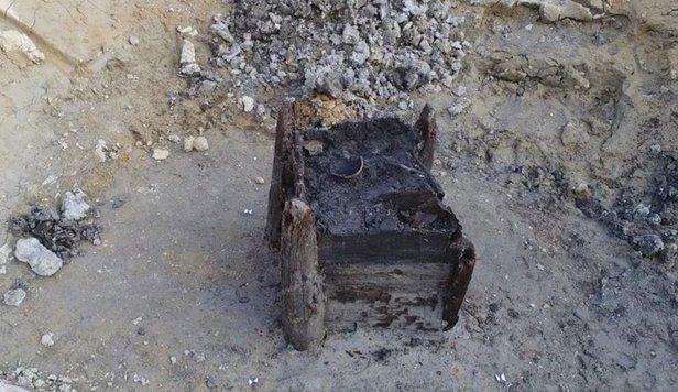 A fost creat &icirc;n urmă cu 7.275 de ani, prin anii 5255-5256 &icirc;naintea erei noastre. Astăzi a ieșit din păm&acirc;nt unul dintre cele mai vechi obicte din lume realizate din lemn