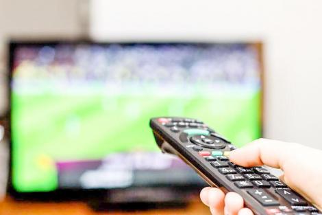 Românii sunt mari consumatori de televiziune. Noile generații fac tranziția către ecranul smartphone-ului