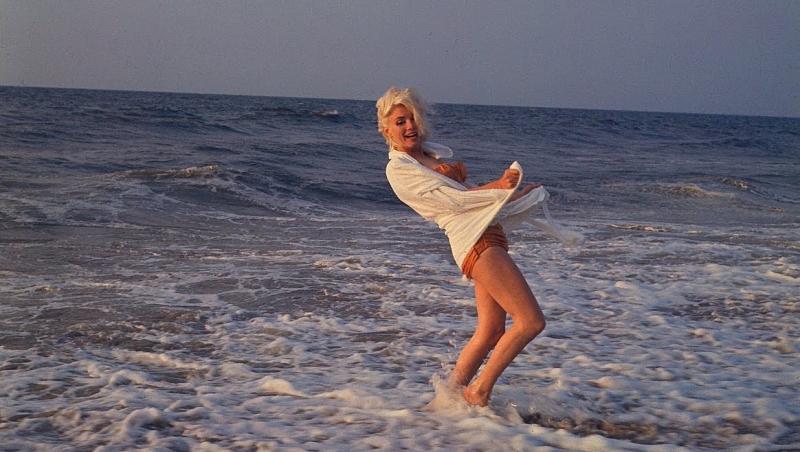 Zâmbea a tregedie! Ultima ședință foto și ultimele clipe din viața lui Marilyn Monroe imortalizate pe o plajă în vara anului 1962. La trei săptâni s-a băgat singură în mormânt