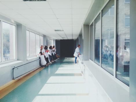 La cel mai mare spital public din Sibiu bolnavii și doctorii se plâng de cearșafurile rupte