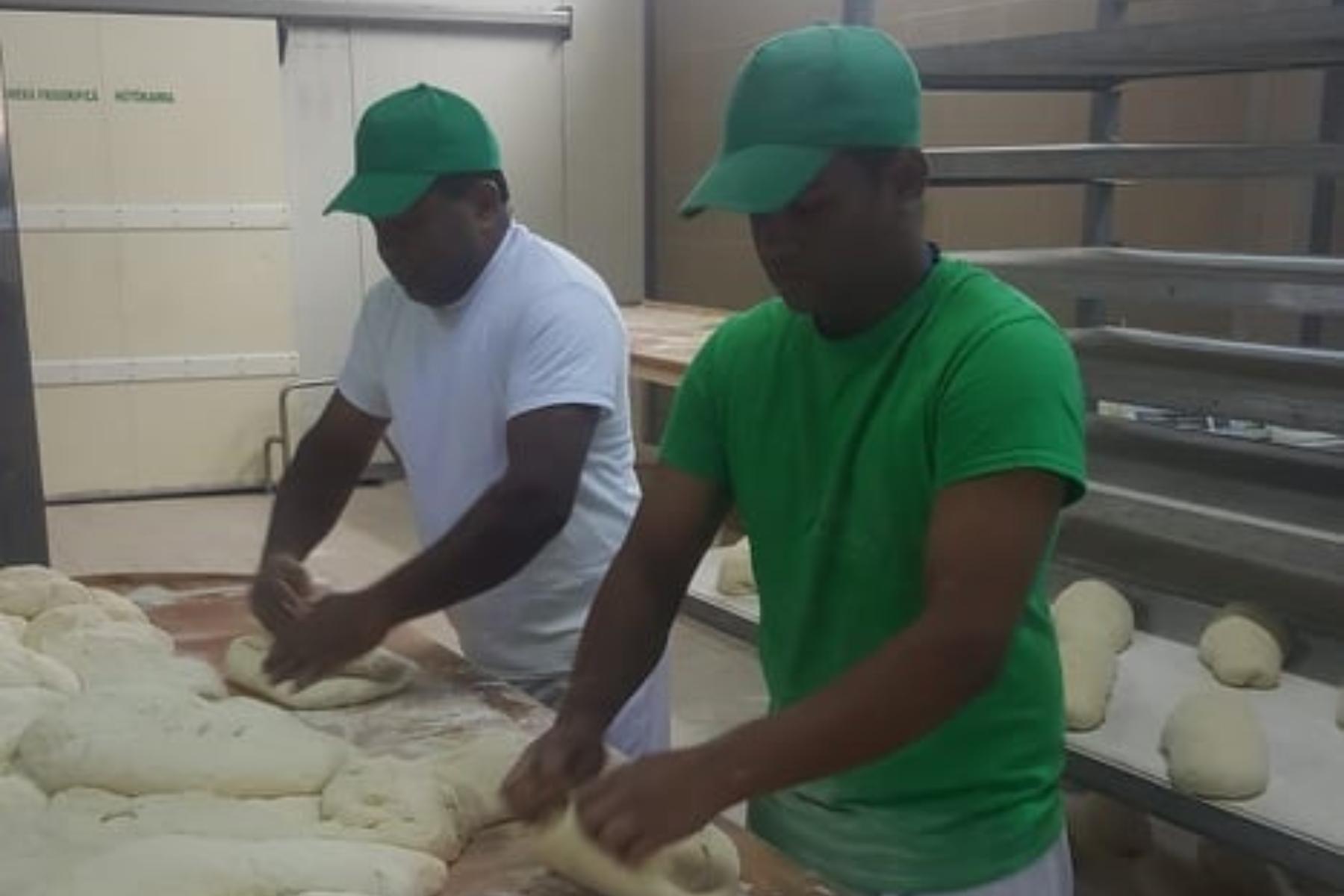 Preotul din Ditrău, Harghita, a depus o petiție semnată de 1.800 de localnici. Oamenii cer patronilor brutăriei să nu angajeze străini