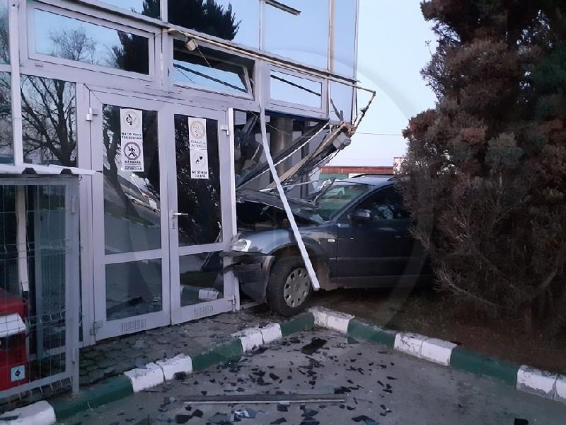 A fost pericol de explozie după ce a intrat cu mașina &icirc;ntr-o benzinărie, a avariat o țeavă de gaze, apoi s-a făcut nevăzut