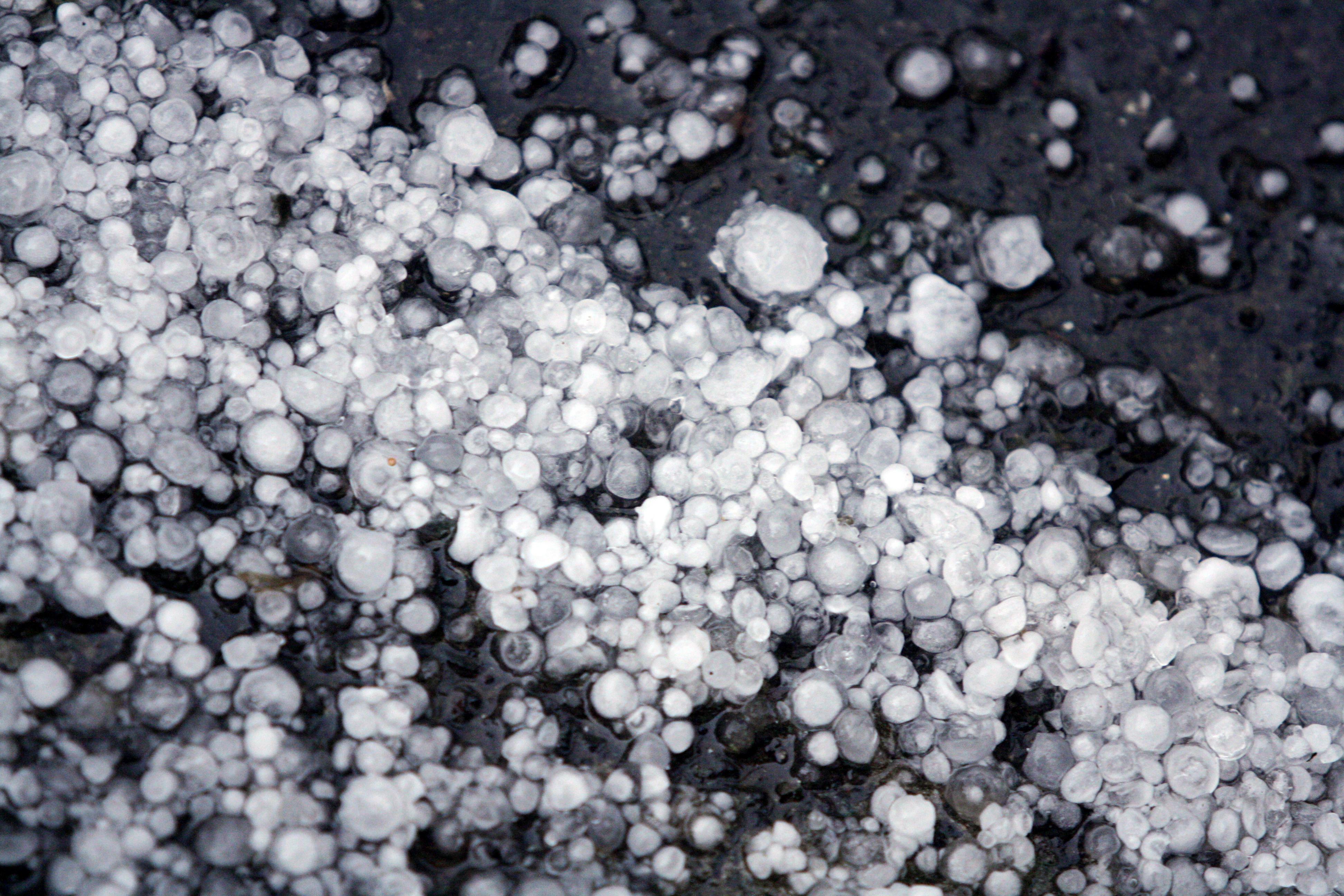 Fenomen anormal &icirc;n Rom&acirc;nia, &icirc;n mijlocul iernii. O ploaie puternică a adus grindină c&acirc;t bobul de mazăre: &rdquo;N-am mai văzut așa ceva!&rdquo;