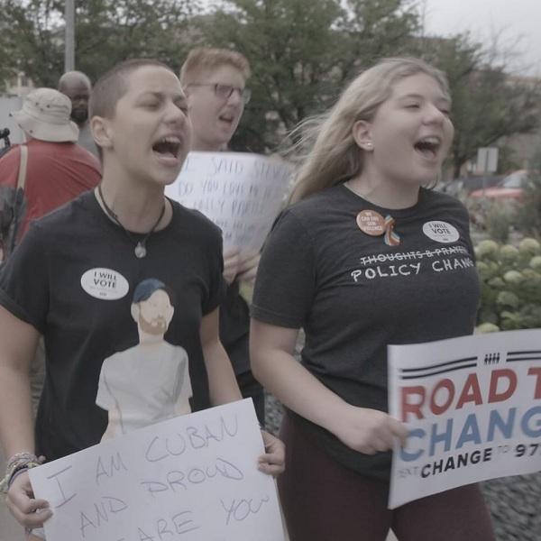 Supravieţuitorii atacului armat de acum doi dintr-un liceu din Florida, pe afişul unui documentar