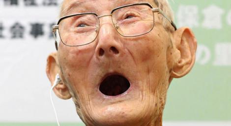 El este cel mai vârstnic bărbat din lume. Japonezul are 112 de ani, cinci copii, 12 nepoţi, 16 strănepoţi şi un stră-strănepot