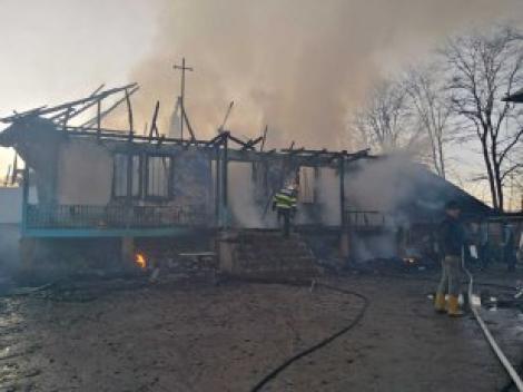 O locuință din Neamț a fost mistuită de flăcări. Un băiat de 16 ani a fost găsit carbonizat în pat