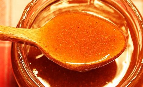 Turmeric şi miere supranumit "cel mai eficient antibiotic natural" împotriva răcelii și gripei