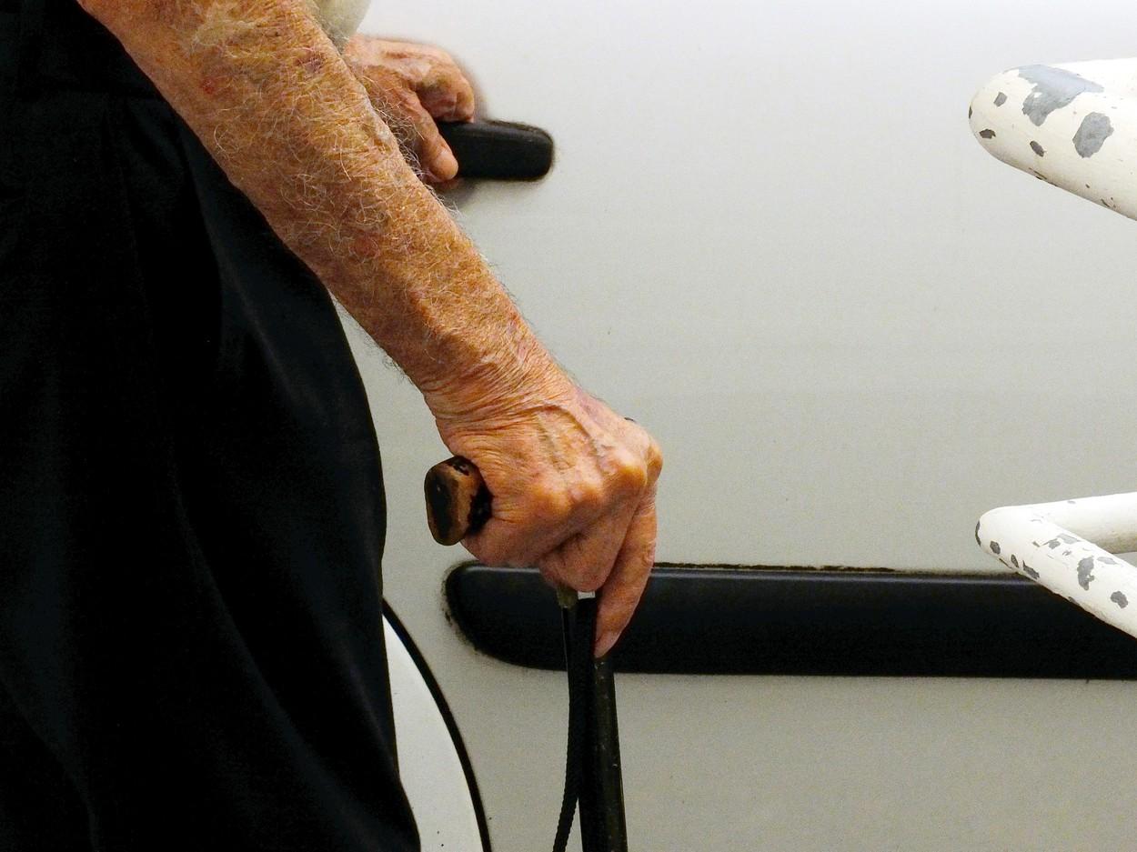 Are 101 ani, dar i s-a cerut să vină cu părinții, ca să capete rezidență &icirc;n Marea Britanie! Explicația te va face să r&acirc;zi! Gafă imensă a autorităților!