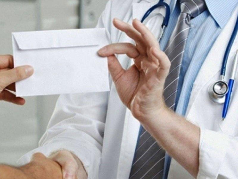 Medic ginecolog, prins &icirc;n flagrant c&acirc;nd primea 1.400 de lei de la soțul unei femei pe care trebuia să o asiste la naștere. Bărbatul ceruse 1.750 de lei&nbsp;