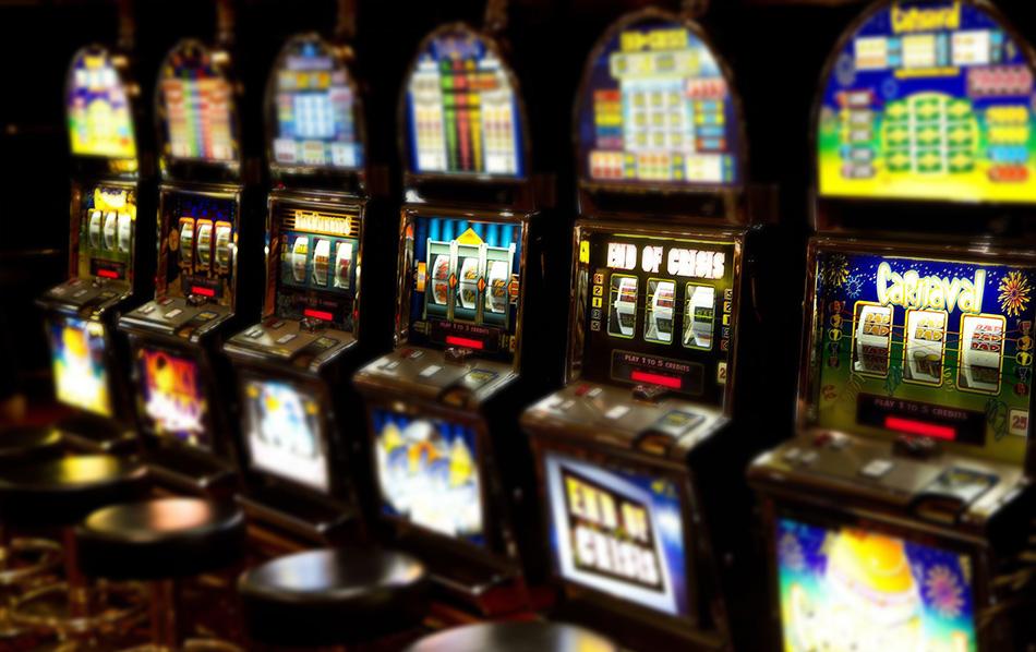 Doi rom&acirc;ni care c&acirc;știgau mereu la păcănele sume fabuloase au fost prinși că măsluiau aparatele