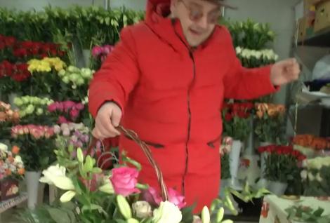 Răzvan Babană de la Chefi la cuțite s-a apucat de vândut flori la piață! „La băiatu' cu fiatu', un buchet?”