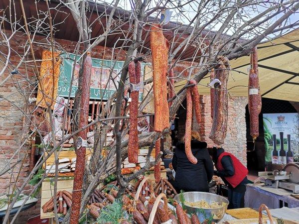 &Icirc;ţi lasă gura apă! &bdquo;Regele Ciolanului&rdquo; a &icirc;mpodobit un copac cu slănină, c&acirc;rnați și salam