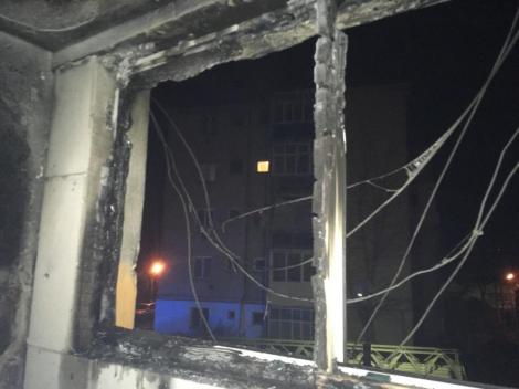 Mureş: Treisprezece persoane, între care patru copii, transportate la spital după un incendiu într-un apartament din Târnăveni - FOTO
