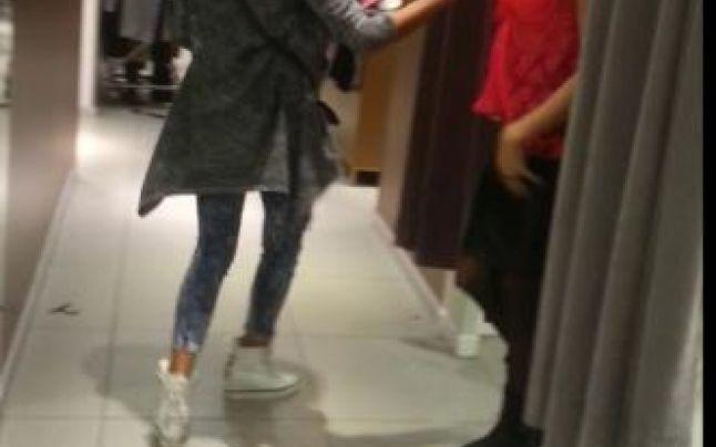 Un polițist a fost prins &icirc;n ipostaze halucinante &icirc;n cabina de probă de la mall! Oamenii au chemat Poliția după ce au auzit sunete dubioase