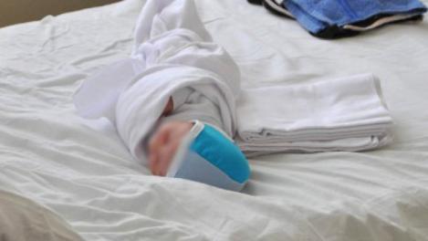 Un bebeluș de patru luni a fost furat din spital pentru a fi folosit la cerșit. Copilul fusese abandonat la naștere