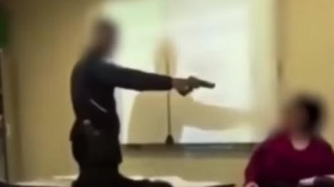 O elevă, lovită și amenințată cu arma, în căminul unui liceu din Iași! Un profesor a dat alarma la 112! Video