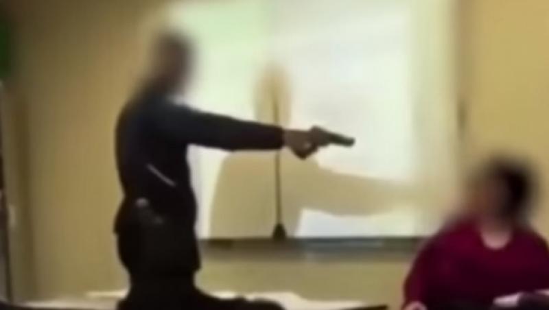 O elevă, lovită și amenințată cu arma