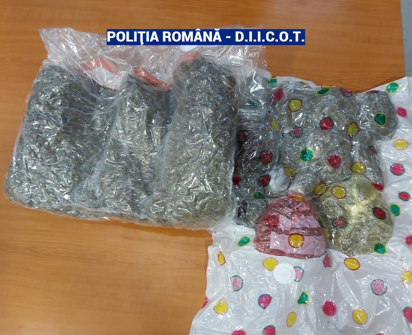 Doi bărbaţi, arestaţi preventiv după ce ar fi adus &icirc;n ţară o cantitate mare de cannabis, pentru a fi v&acirc;ndut &icirc;n Bucureşti; unul din ei, prins &icirc;n flagrant c&acirc;nd ridica un colet cu 2 kilograme de cannabis