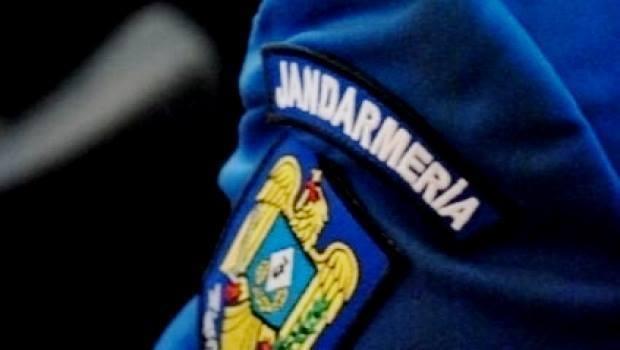V&acirc;lcea: Un bărbat care pretindea că este poliţist şi legitimase două fete a fost prins de jandarmi