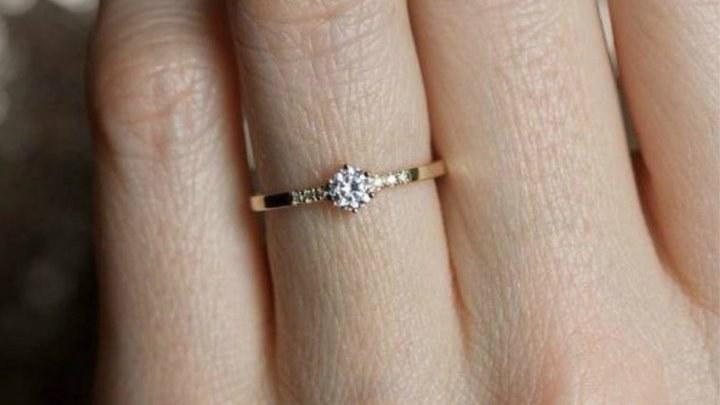 O tânără și-a pozat inelul de logodnă, dar toți au fost scandalizați! Ce detaliu rușinos s-a văzut: „Nu ți-e rușine?!”