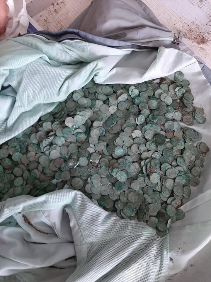Tezaur format din peste 2.500 de monede medievale, găsit de căutători de comori şi predat Muzeului Judeţean Buzău