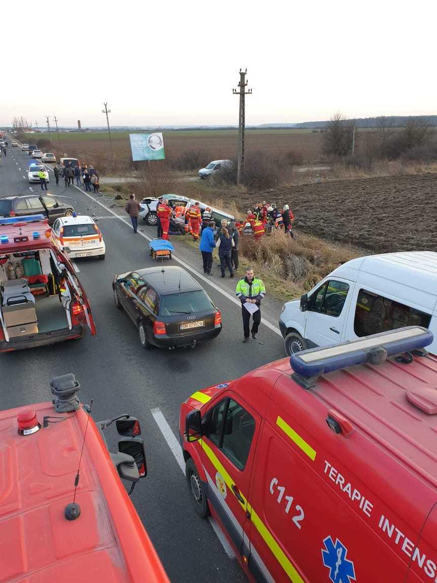 Autorităţile au activat Planul Roşu de Intervenţie după ce un microbuz şi un autoturism s-au ciocnit pe DN 19. Opt răniți au avut nevoie de &icirc;ngrijiri medicale