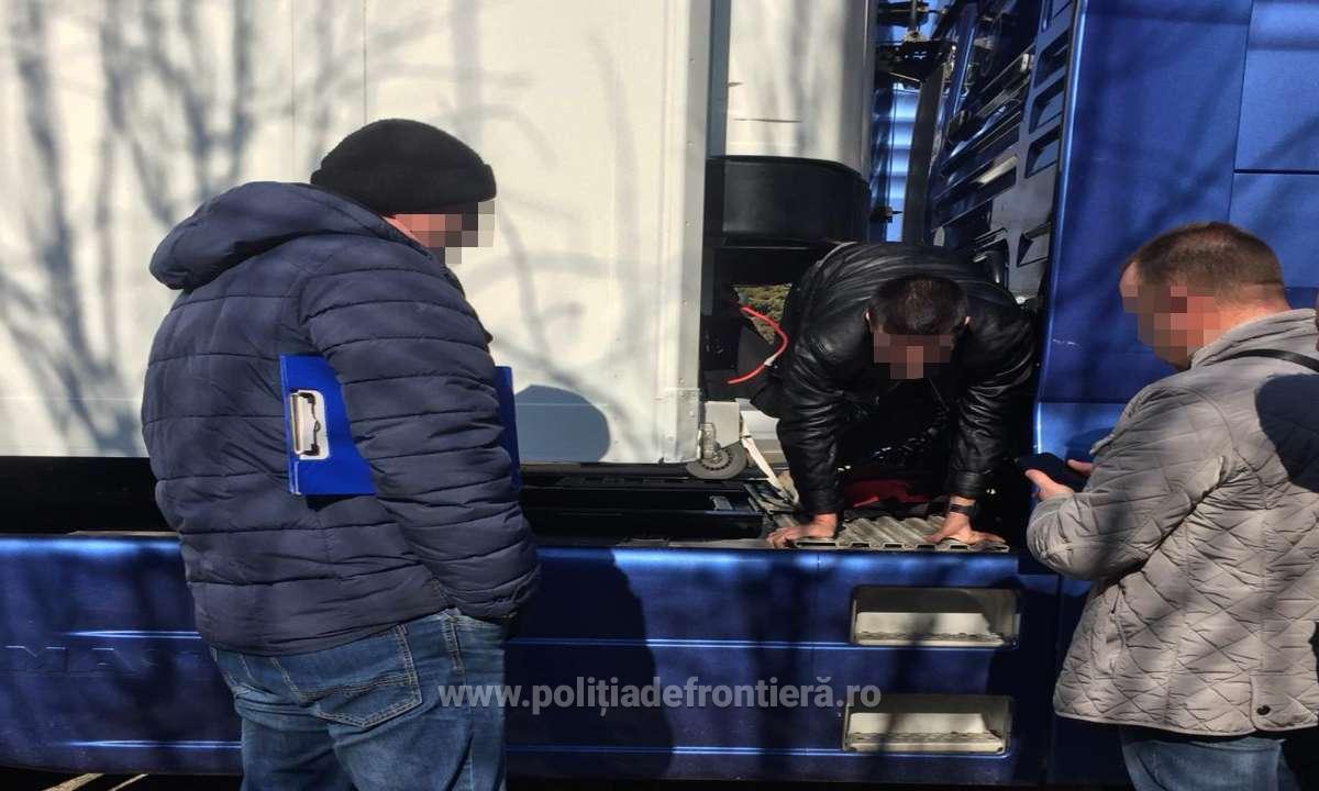 15 cetăţeni din Siria, Irak şi Afganistan, prinşi c&acirc;nd &icirc;ncercau să intre ilegal &icirc;n ţară ascunşi &icirc;ntr-o remorcă frigorifică