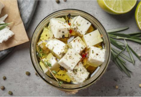 Cum poți pregăti acasă brânză aromatizată în stil mediteranean, perfectă pentru salată sau diverse aperitive?