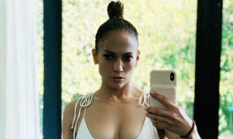Jennifer Lopez, poză fierbinte într-un costum de baie minuscul! Cum arată diva la 50 de ani