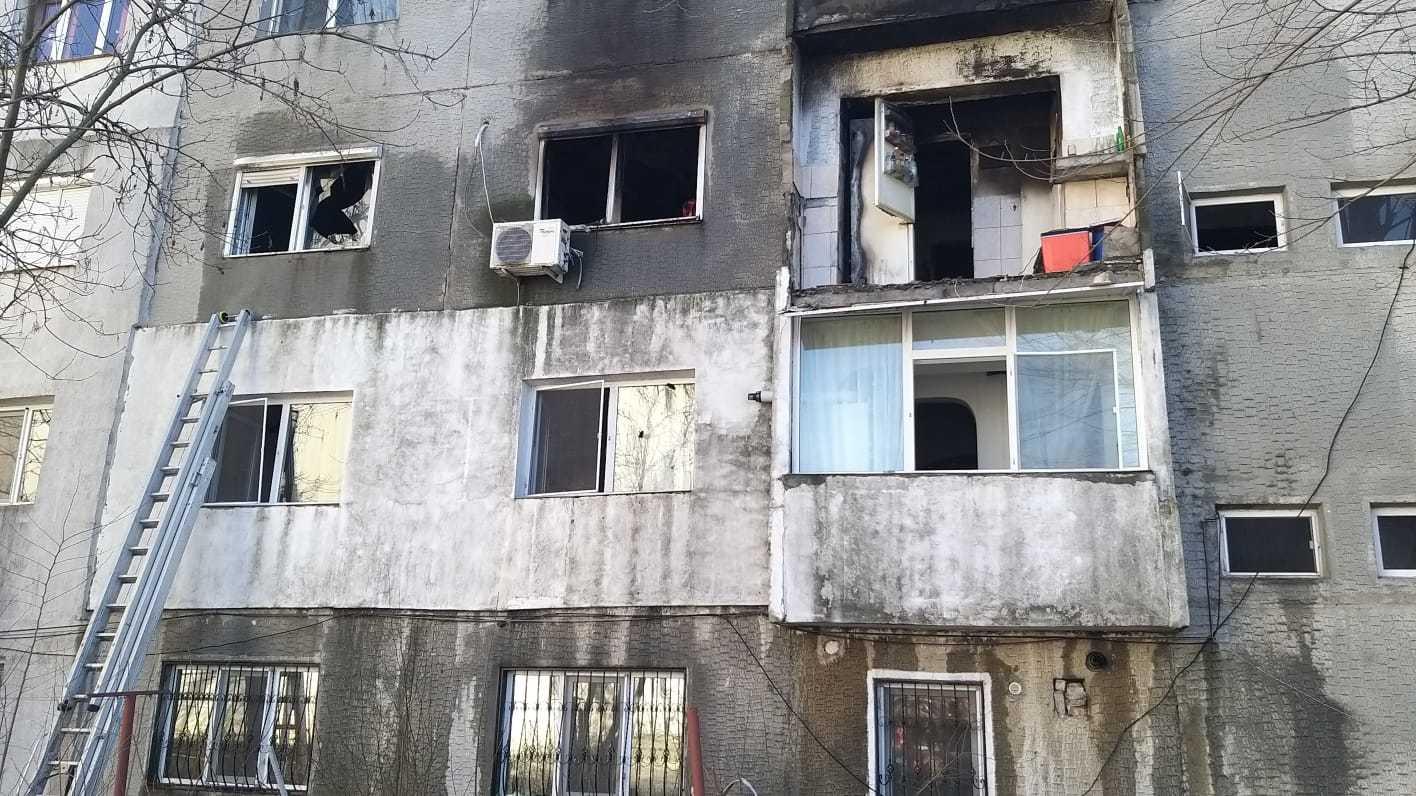 Apartament din Medgidia, distrus &icirc;n urma unei explozii urmate de incendiu; un bărbat a fost salvat de pompieri