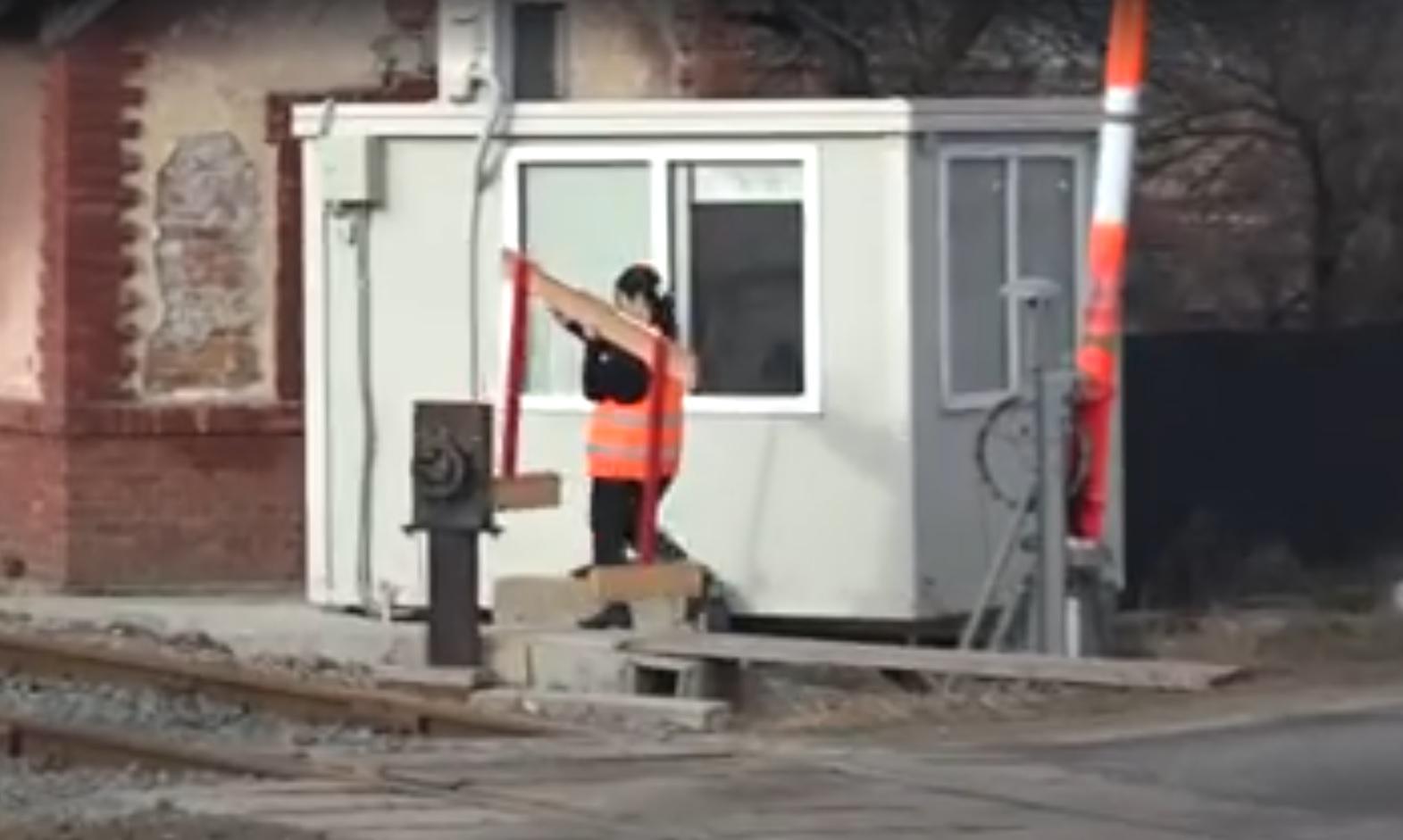 VIDEO | Așa este &bdquo;muncită&rdquo; o angajată a CFR &icirc;n faţa a sute de şoferi.  A alergat cu barierele &icirc;n spinare  pentru a elibera drumul naţional