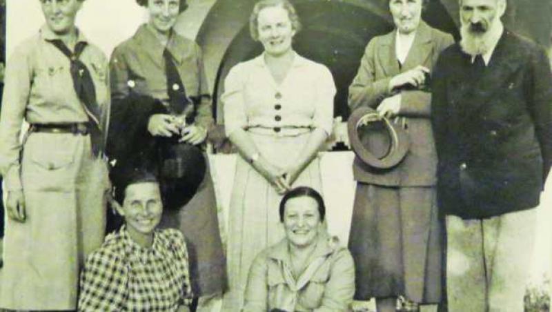 Constantin Brâncuşi, alături de membre din Liga Naţională a Femeilor Gorjene, acasă, la Arethia Tătărescu (centru), în 1937, la Târgu-Jiu.