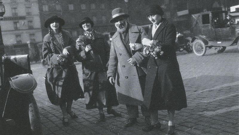 Lizica Codreanu, la brațul lui Brâncuși. Prima din stânga e Irina Codreanu, sora Lizicăi