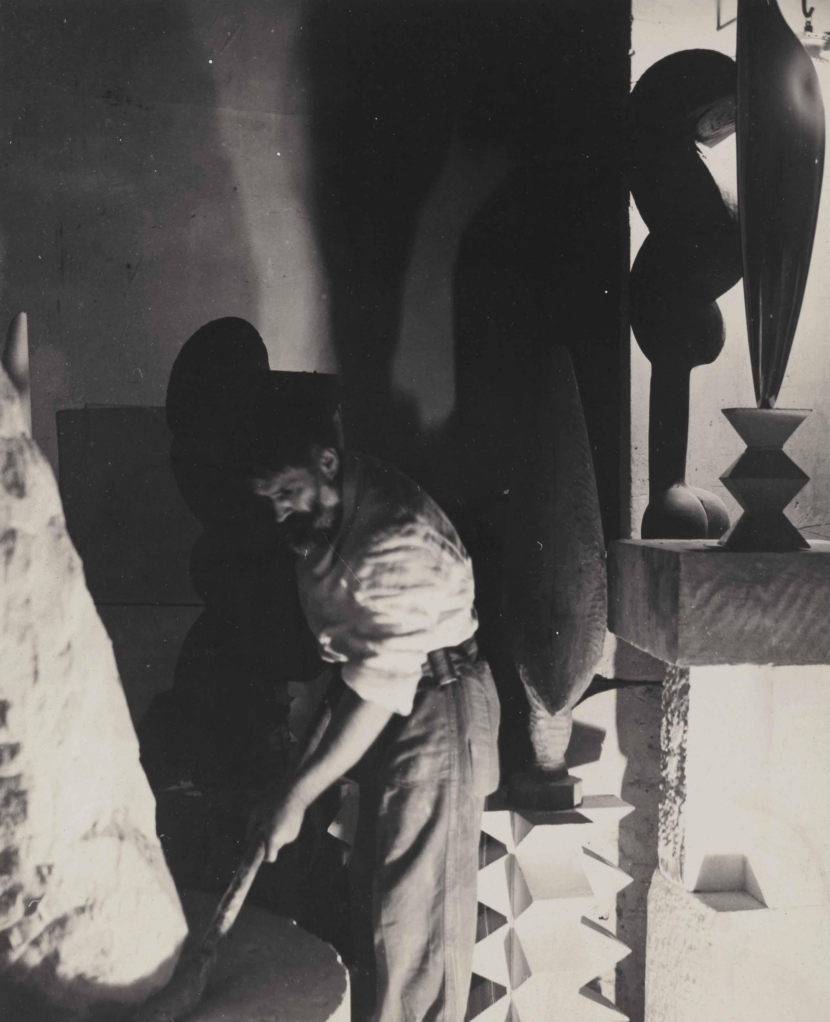 Jegărit, &icirc;n genunchi, săp&acirc;nd cu m&acirc;inile &icirc;n păm&acirc;nt. Așa și-a creat Constantin Br&acirc;ncuși capodopera. Geniul s-a lăsat filmat &icirc;n timp ce lucra - Video