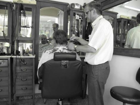 Nici frizeriile nu mai sunt ce au fost! Pensionarii din Sălaj reclamă faptul că frizerii refuză să-i bărbierească