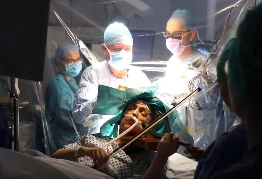 Fabulos! O violonistă a c&acirc;ntat &icirc;n timpul operaţiei sale pe creier pentru a nu răm&acirc;ne paralizată. VIDEO