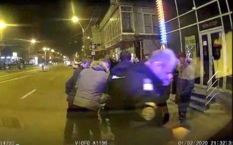 Un bărbat, sfâșiat de un câine de luptă, pe stradă, în Galați! Atenție, imagini ce vă pot afecta emoțional! VIDEO