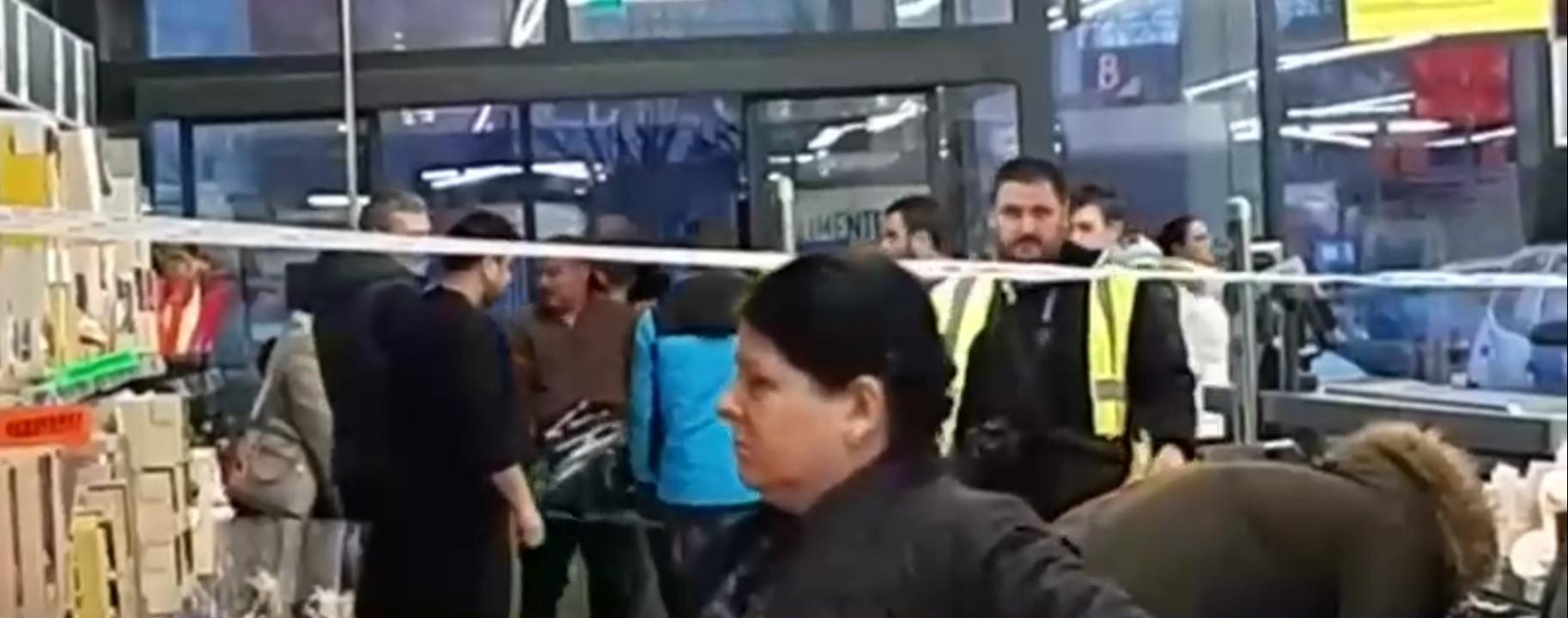 Imagini halucinante! Oamenii fac cumpărături &icirc;n apropierea unui cadavru, &icirc;ntr-un supermarket din Timișoara