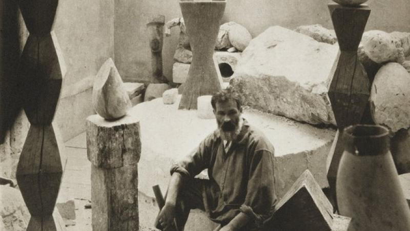 Constantin Brâncuși în atelierul său de la Paris