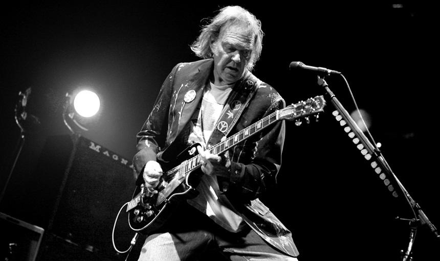C&acirc;ntăreţul Neil Young solicită sprijin pentru Bernie Sanders la alegerile americane. El l-a citicat pe Trump: Eşti o ruşine pentru ţara mea