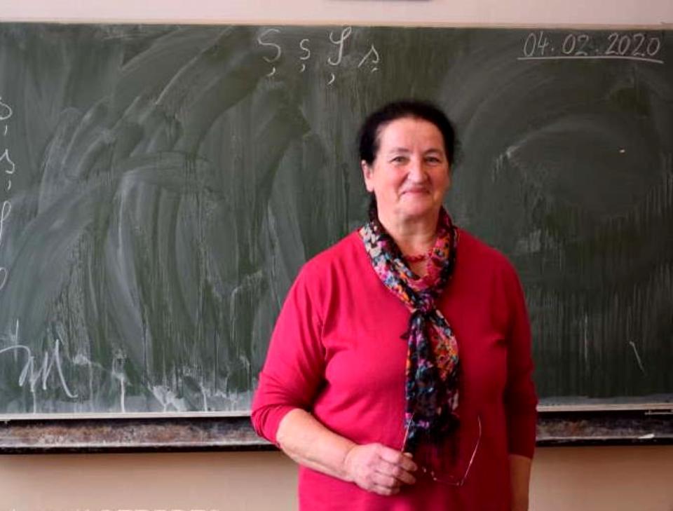 Pasiunea care nu o scoate la pensie. Povestea &icirc;nvățătoarei care străbate zeci de kilometri, din dragoste pentru elevi