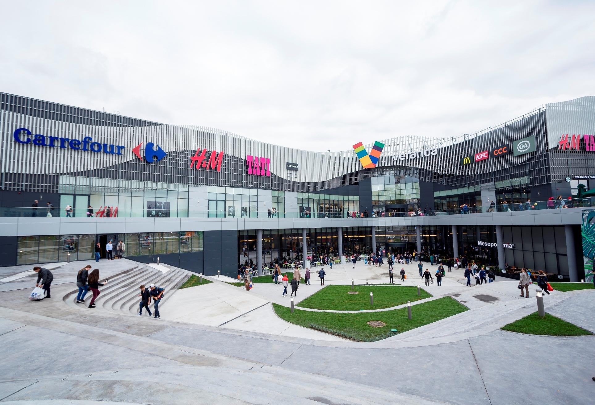 Ameninţare cu bombă &icirc;ntr-unul dintre cele mai aglomerate mall-uri din București. Clădirea a fost evacuată