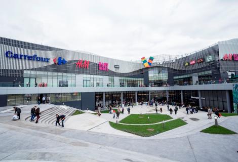Ameninţare cu bombă într-unul dintre cele mai aglomerate mall-uri din București. Clădirea a fost evacuată