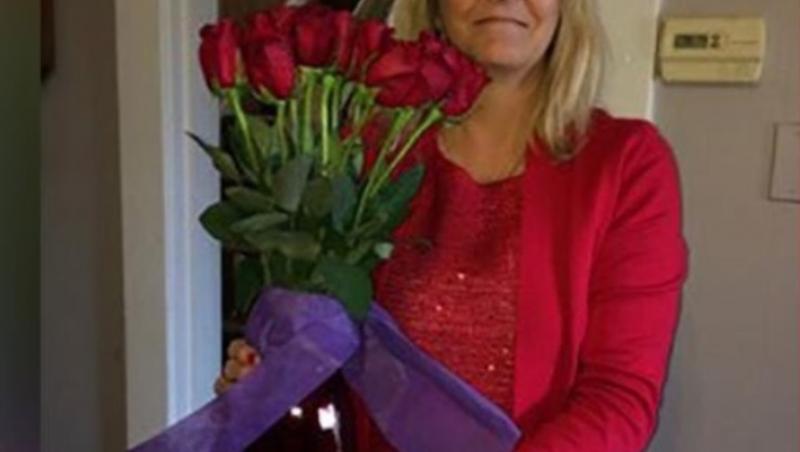 O femeie primește flori de la soțul său, deși acesta a murit