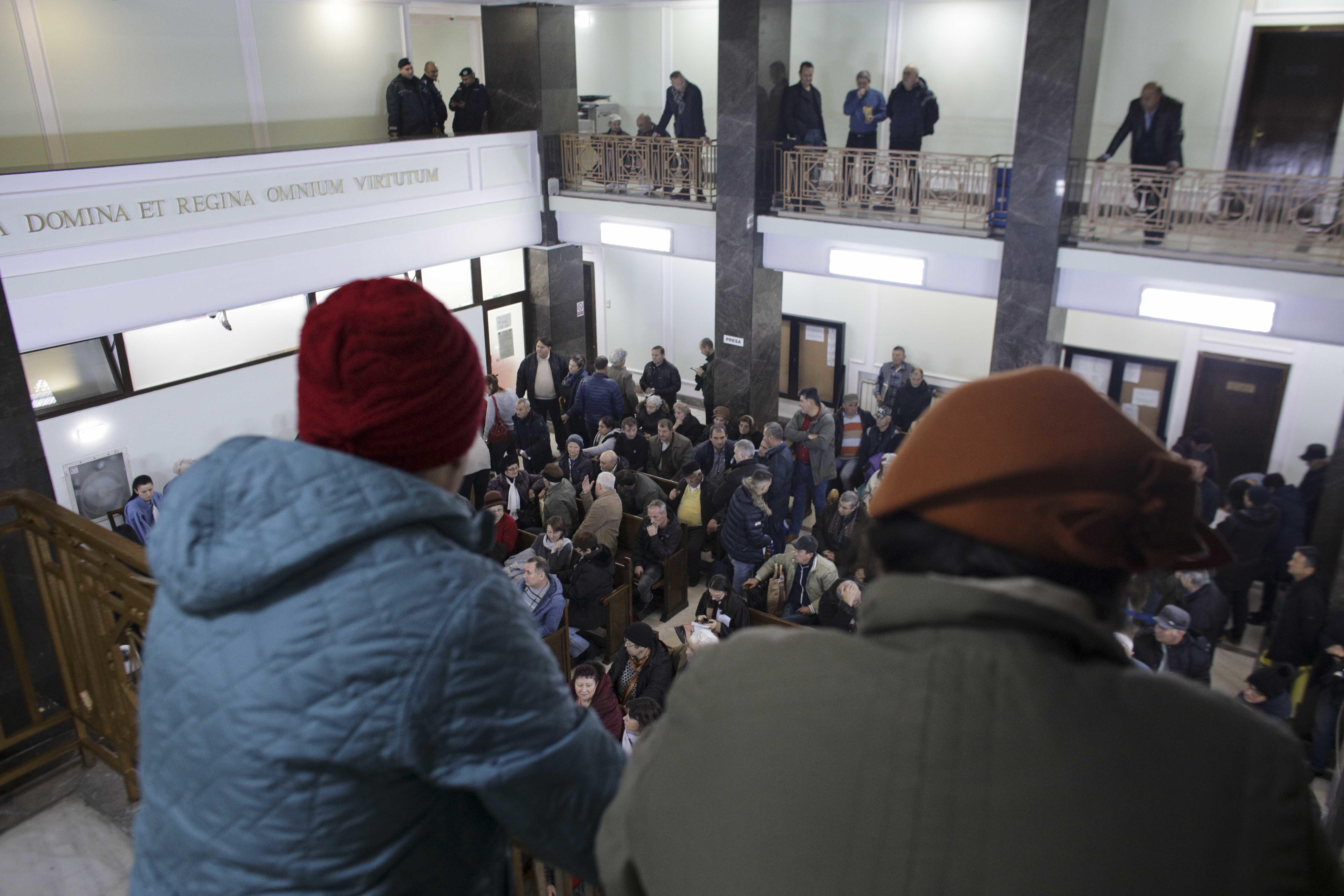 Al doilea termen &icirc;n procesul Revoluţiei, la &Icirc;nalta Curte de Casaţie şi Justiţie/ &Icirc;n interiorul instanţei au fost amenajate bănci pentru cei citaţi