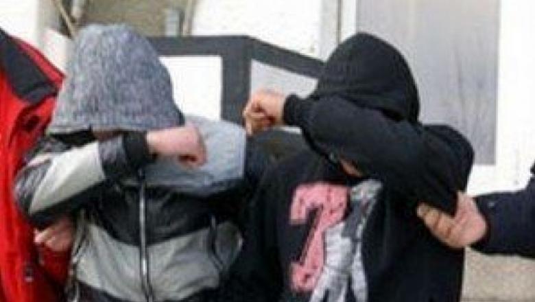 Doi minori au dat foc cataloagelor școlare ca să scape de notele mici