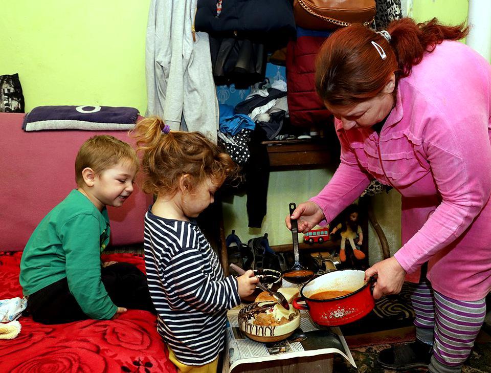 Emoționant! Și-au găsit adăpost &icirc;ntr-un grajd din pădure și trăiesc cu teama că "m&acirc;ine" pot ajunge sub cerul liber