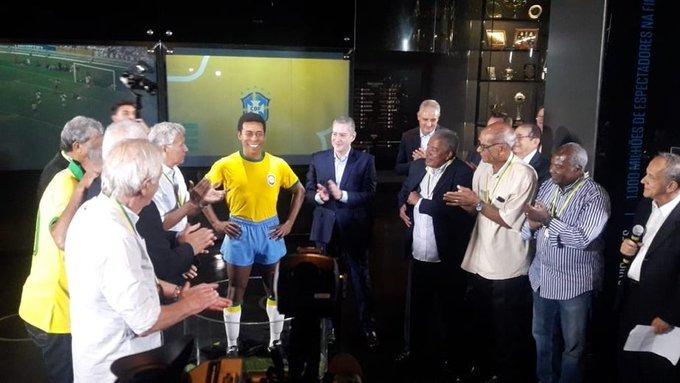 Confederaţia Braziliană de Fotbal a dezvelit o statuie a lui Pele, pentru a marca 50 de ani de la Cupa Mondială c&acirc;ştigată de selecţionata cariocas &icirc;n 1970